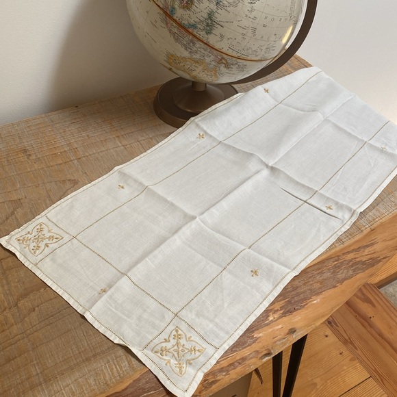 Vintage Embroidered Table Runner Linens - Picture 1 of 5